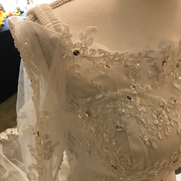 Wedding gown - Picture 14 of 16